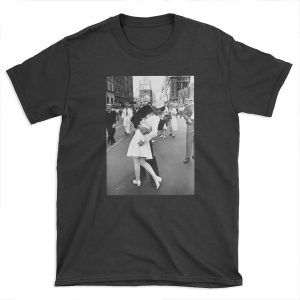 Kissing On VJ Day World War T-shirt Tee